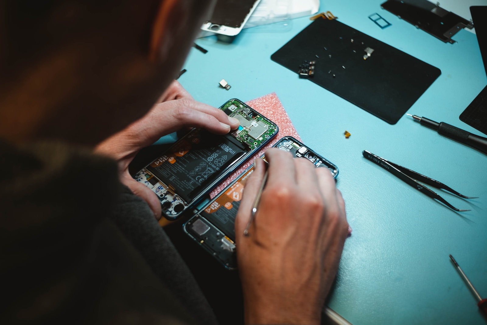 Read more about the article DIY vs. Professional Repairs for Your Tech Gadgets